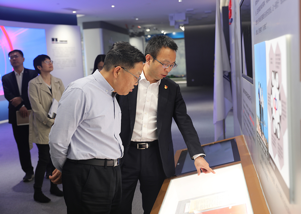 参观中国南山展览馆1000px.jpg
